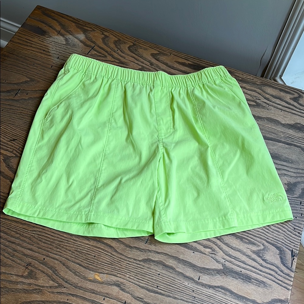 The North Face 7” sharp Green ( neon ) v pull on elastic waist pull on short M